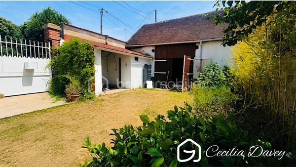 *** Nouveauté en Exclusivité: Coup de cœur assuré pour cette jolie Maison de village avec sa dépendance dans un secteur très privilégié ***

Découvrez cette jolie Maison lumineuse et fonctionnelle offrant de beaux volumes. Elle dispose de 3 belles chambres, idéales pour accueillir une famille ou aménager un espace de télétravail, dont une de plain-pied.
À l’extérieur, vous profiterez d’un agréable petit jardin, parfait pour vos moments de détente ou vos repas en plein air.
Un véritable atout : une dépendance de 55m2 permettant d’accueillir jusqu’à 3 véhicules, un confort rare et très apprécié.

* Descriptif de la Maison *

Au rez-de-jardin :
- Une entrée  
- Un espace de vie spacieux et lumineux grâce à ses ouvertures sur le jardin
- Un dégagement distribuant :
- Une belle chambre de plain-pied 
- Une salle d'eau 
- Un wc séparé

A l'étage : 
- 2 vastes chambres avec espace de rangement
- Un wc séparé avec lave-mains
- Un dressing offrant la possibilité d'aménager une seconde salle d'eau (arrivée installée)

* Ses extérieurs *
- Un terrain entièrement clos de murs 
- Une dépendance compartimentée en une cave et pouvant accueillir 3 véhicules
- Une petite terrasse couverte
- Un jardin

* Son secteur *
- proximité de services : école primaire avec un service de cantine et de garderie,  service de transports pour le collège et le lycée, tous commerces de proximité 
- 4 mins de l'autoroute A5
- 4 mins de la Cathédrale de Sens
- 6 mins de la Gare de Sens

* Ses équipements et ses avantages *
- A quelques mètres du centre ville où se trouvent toutes les commodités : boulanger, pharmacie, boucherie, supermarchés, centre médical, centre dentaire, centre sportif, école, collège...
- Toiture de la Maison et des dépendance en très bon état, remaniées en 2024
- Ouvertures en double vitrage 
- Cuisine et Salle d'eau neuves
- Chauffage Gaz de Ville - chaudière neuve
- Electricité refaite à neuf, aux normes
- Plomberie aux normes
- Assainissement collectif aux normes

Véritable coup de cœur pour l'intimité et le cachet qu'offre cette Maison