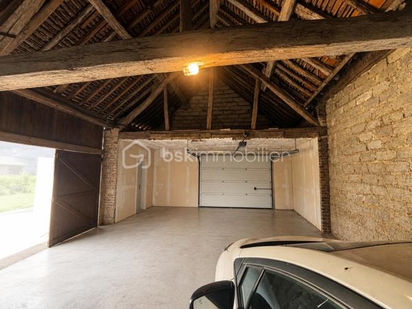 *** Nouveauté en Exclusivité: Coup de cœur assuré pour cette jolie Maison de village avec sa dépendance dans un secteur très privilégié ***

Découvrez cette jolie Maison lumineuse et fonctionnelle offrant de beaux volumes. Elle dispose de 3 belles chambres, idéales pour accueillir une famille ou aménager un espace de télétravail, dont une de plain-pied.
À l’extérieur, vous profiterez d’un agréable petit jardin, parfait pour vos moments de détente ou vos repas en plein air.
Un véritable atout : une dépendance de 55m2 permettant d’accueillir jusqu’à 3 véhicules, un confort rare et très apprécié.

* Descriptif de la Maison *

Au rez-de-jardin :
- Une entrée  
- Un espace de vie spacieux et lumineux grâce à ses ouvertures sur le jardin
- Un dégagement distribuant :
- Une belle chambre de plain-pied 
- Une salle d'eau 
- Un wc séparé

A l'étage : 
- 2 vastes chambres avec espace de rangement
- Un wc séparé avec lave-mains
- Un dressing offrant la possibilité d'aménager une seconde salle d'eau (arrivée installée)

* Ses extérieurs *
- Un terrain entièrement clos de murs 
- Une dépendance compartimentée en une cave et pouvant accueillir 3 véhicules
- Une petite terrasse couverte
- Un jardin

* Son secteur *
- proximité de services : école primaire avec un service de cantine et de garderie,  service de transports pour le collège et le lycée, tous commerces de proximité 
- 4 mins de l'autoroute A5
- 4 mins de la Cathédrale de Sens
- 6 mins de la Gare de Sens

* Ses équipements et ses avantages *
- A quelques mètres du centre ville où se trouvent toutes les commodités : boulanger, pharmacie, boucherie, supermarchés, centre médical, centre dentaire, centre sportif, école, collège...
- Toiture de la Maison et des dépendance en très bon état, remaniées en 2024
- Ouvertures en double vitrage 
- Cuisine et Salle d'eau neuves
- Chauffage Gaz de Ville - chaudière neuve
- Electricité refaite à neuf, aux normes
- Plomberie aux normes
- Assainissement collectif aux normes

Véritable coup de cœur pour l'intimité et le cachet qu'offre cette Maison