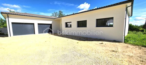Les atouts essentiels :
    • La maison sur vide sanitaire offre des prestations de haute qualité.
    • Normes RE 2020 – 
    • Pièce de vie env 70m² salon / séjour / cuisine
    • Baie vitrée 4 vantaux à galandage : ouverture totale offrant un véritable mur ouvert sur l’extérieur
    • Accès direct à une terrasse carrelée couverte de 37 m² avec éclairage led extérieur Toiture isolée, charpente et tuiles
    • 2 suites parentales + 2 chambres
    • Terrain 1 350 m² entièrement clôturé
    • Piscine 8 x 4 m autorisée (permis déjà accordé)
    • Double garage carrelé isolé avec 2 portes automatiques grande largeur et hauteur
    • Volets roulants électriques
    • Éclairages LED intérieur extérieur
    • Portail automatique
    • Terrain clôturé
    • Garantie décennale

Agencement :
Entrée avec placard, grande pièce de vie, grand cellier, 2 suites parentales avec douche à l'italienne et dressing +  2 chambres, une salle de bain (douche italienne + baignoire), et  2 WC suspendu indépendant.

Localisation :
À seulement 3 minutes des commerces (boulangerie, supermarché, pharmacie etc.), écoles et scolaire à proximité.

Bien rare sur le secteur, idéal pour une famille recherchant une maison moderne, lumineuse et fonctionnelle.
Contactez-moi pour une visite.