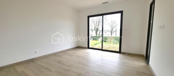 Les atouts essentiels :
    • La maison sur vide sanitaire offre des prestations de haute qualité.
    • Normes RE 2020 – 
    • Pièce de vie env 70m² salon / séjour / cuisine
    • Baie vitrée 4 vantaux à galandage : ouverture totale offrant un véritable mur ouvert sur l’extérieur
    • Accès direct à une terrasse carrelée couverte de 37 m² avec éclairage led extérieur Toiture isolée, charpente et tuiles
    • 2 suites parentales + 2 chambres
    • Terrain 1 350 m² entièrement clôturé
    • Piscine 8 x 4 m autorisée (permis déjà accordé)
    • Double garage carrelé isolé avec 2 portes automatiques grande largeur et hauteur
    • Volets roulants électriques
    • Éclairages LED intérieur extérieur
    • Portail automatique
    • Terrain clôturé
    • Garantie décennale

Agencement :
Entrée avec placard, grande pièce de vie, grand cellier, 2 suites parentales avec douche à l'italienne et dressing +  2 chambres, une salle de bain (douche italienne + baignoire), et  2 WC suspendu indépendant.

Localisation :
À seulement 3 minutes des commerces (boulangerie, supermarché, pharmacie etc.), écoles et scolaire à proximité.

Bien rare sur le secteur, idéal pour une famille recherchant une maison moderne, lumineuse et fonctionnelle.
Contactez-moi pour une visite.