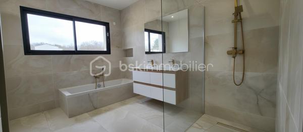 Les atouts essentiels :
    • La maison sur vide sanitaire offre des prestations de haute qualité.
    • Normes RE 2020 – 
    • Pièce de vie env 70m² salon / séjour / cuisine
    • Baie vitrée 4 vantaux à galandage : ouverture totale offrant un véritable mur ouvert sur l’extérieur
    • Accès direct à une terrasse carrelée couverte de 37 m² avec éclairage led extérieur Toiture isolée, charpente et tuiles
    • 2 suites parentales + 2 chambres
    • Terrain 1 350 m² entièrement clôturé
    • Piscine 8 x 4 m autorisée (permis déjà accordé)
    • Double garage carrelé isolé avec 2 portes automatiques grande largeur et hauteur
    • Volets roulants électriques
    • Éclairages LED intérieur extérieur
    • Portail automatique
    • Terrain clôturé
    • Garantie décennale

Agencement :
Entrée avec placard, grande pièce de vie, grand cellier, 2 suites parentales avec douche à l'italienne et dressing +  2 chambres, une salle de bain (douche italienne + baignoire), et  2 WC suspendu indépendant.

Localisation :
À seulement 3 minutes des commerces (boulangerie, supermarché, pharmacie etc.), écoles et scolaire à proximité.

Bien rare sur le secteur, idéal pour une famille recherchant une maison moderne, lumineuse et fonctionnelle.
Contactez-moi pour une visite.
