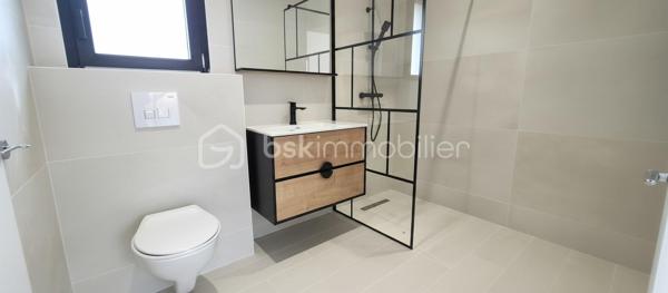 Les atouts essentiels :
    • La maison sur vide sanitaire offre des prestations de haute qualité.
    • Normes RE 2020 – 
    • Pièce de vie env 70m² salon / séjour / cuisine
    • Baie vitrée 4 vantaux à galandage : ouverture totale offrant un véritable mur ouvert sur l’extérieur
    • Accès direct à une terrasse carrelée couverte de 37 m² avec éclairage led extérieur Toiture isolée, charpente et tuiles
    • 2 suites parentales + 2 chambres
    • Terrain 1 350 m² entièrement clôturé
    • Piscine 8 x 4 m autorisée (permis déjà accordé)
    • Double garage carrelé isolé avec 2 portes automatiques grande largeur et hauteur
    • Volets roulants électriques
    • Éclairages LED intérieur extérieur
    • Portail automatique
    • Terrain clôturé
    • Garantie décennale

Agencement :
Entrée avec placard, grande pièce de vie, grand cellier, 2 suites parentales avec douche à l'italienne et dressing +  2 chambres, une salle de bain (douche italienne + baignoire), et  2 WC suspendu indépendant.

Localisation :
À seulement 3 minutes des commerces (boulangerie, supermarché, pharmacie etc.), écoles et scolaire à proximité.

Bien rare sur le secteur, idéal pour une famille recherchant une maison moderne, lumineuse et fonctionnelle.
Contactez-moi pour une visite.