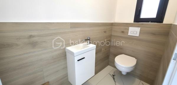 Les atouts essentiels :
    • La maison sur vide sanitaire offre des prestations de haute qualité.
    • Normes RE 2020 – 
    • Pièce de vie env 70m² salon / séjour / cuisine
    • Baie vitrée 4 vantaux à galandage : ouverture totale offrant un véritable mur ouvert sur l’extérieur
    • Accès direct à une terrasse carrelée couverte de 37 m² avec éclairage led extérieur Toiture isolée, charpente et tuiles
    • 2 suites parentales + 2 chambres
    • Terrain 1 350 m² entièrement clôturé
    • Piscine 8 x 4 m autorisée (permis déjà accordé)
    • Double garage carrelé isolé avec 2 portes automatiques grande largeur et hauteur
    • Volets roulants électriques
    • Éclairages LED intérieur extérieur
    • Portail automatique
    • Terrain clôturé
    • Garantie décennale

Agencement :
Entrée avec placard, grande pièce de vie, grand cellier, 2 suites parentales avec douche à l'italienne et dressing +  2 chambres, une salle de bain (douche italienne + baignoire), et  2 WC suspendu indépendant.

Localisation :
À seulement 3 minutes des commerces (boulangerie, supermarché, pharmacie etc.), écoles et scolaire à proximité.

Bien rare sur le secteur, idéal pour une famille recherchant une maison moderne, lumineuse et fonctionnelle.
Contactez-moi pour une visite.