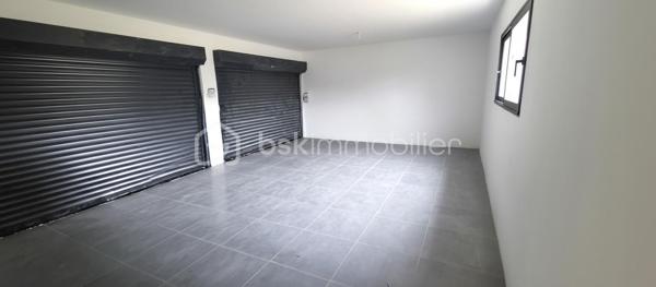 Les atouts essentiels :
    • La maison sur vide sanitaire offre des prestations de haute qualité.
    • Normes RE 2020 – 
    • Pièce de vie env 70m² salon / séjour / cuisine
    • Baie vitrée 4 vantaux à galandage : ouverture totale offrant un véritable mur ouvert sur l’extérieur
    • Accès direct à une terrasse carrelée couverte de 37 m² avec éclairage led extérieur Toiture isolée, charpente et tuiles
    • 2 suites parentales + 2 chambres
    • Terrain 1 350 m² entièrement clôturé
    • Piscine 8 x 4 m autorisée (permis déjà accordé)
    • Double garage carrelé isolé avec 2 portes automatiques grande largeur et hauteur
    • Volets roulants électriques
    • Éclairages LED intérieur extérieur
    • Portail automatique
    • Terrain clôturé
    • Garantie décennale

Agencement :
Entrée avec placard, grande pièce de vie, grand cellier, 2 suites parentales avec douche à l'italienne et dressing +  2 chambres, une salle de bain (douche italienne + baignoire), et  2 WC suspendu indépendant.

Localisation :
À seulement 3 minutes des commerces (boulangerie, supermarché, pharmacie etc.), écoles et scolaire à proximité.

Bien rare sur le secteur, idéal pour une famille recherchant une maison moderne, lumineuse et fonctionnelle.
Contactez-moi pour une visite.