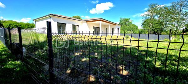 Les atouts essentiels :
    • La maison sur vide sanitaire offre des prestations de haute qualité.
    • Normes RE 2020 – 
    • Pièce de vie env 70m² salon / séjour / cuisine
    • Baie vitrée 4 vantaux à galandage : ouverture totale offrant un véritable mur ouvert sur l’extérieur
    • Accès direct à une terrasse carrelée couverte de 37 m² avec éclairage led extérieur Toiture isolée, charpente et tuiles
    • 2 suites parentales + 2 chambres
    • Terrain 1 350 m² entièrement clôturé
    • Piscine 8 x 4 m autorisée (permis déjà accordé)
    • Double garage carrelé isolé avec 2 portes automatiques grande largeur et hauteur
    • Volets roulants électriques
    • Éclairages LED intérieur extérieur
    • Portail automatique
    • Terrain clôturé
    • Garantie décennale

Agencement :
Entrée avec placard, grande pièce de vie, grand cellier, 2 suites parentales avec douche à l'italienne et dressing +  2 chambres, une salle de bain (douche italienne + baignoire), et  2 WC suspendu indépendant.

Localisation :
À seulement 3 minutes des commerces (boulangerie, supermarché, pharmacie etc.), écoles et scolaire à proximité.

Bien rare sur le secteur, idéal pour une famille recherchant une maison moderne, lumineuse et fonctionnelle.
Contactez-moi pour une visite.