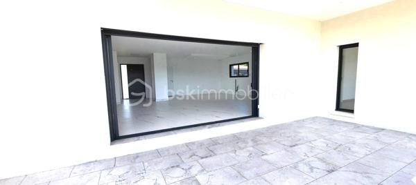 Les atouts essentiels :
    • La maison sur vide sanitaire offre des prestations de haute qualité.
    • Normes RE 2020 – 
    • Pièce de vie env 70m² salon / séjour / cuisine
    • Baie vitrée 4 vantaux à galandage : ouverture totale offrant un véritable mur ouvert sur l’extérieur
    • Accès direct à une terrasse carrelée couverte de 37 m² avec éclairage led extérieur Toiture isolée, charpente et tuiles
    • 2 suites parentales + 2 chambres
    • Terrain 1 350 m² entièrement clôturé
    • Piscine 8 x 4 m autorisée (permis déjà accordé)
    • Double garage carrelé isolé avec 2 portes automatiques grande largeur et hauteur
    • Volets roulants électriques
    • Éclairages LED intérieur extérieur
    • Portail automatique
    • Terrain clôturé
    • Garantie décennale

Agencement :
Entrée avec placard, grande pièce de vie, grand cellier, 2 suites parentales avec douche à l'italienne et dressing +  2 chambres, une salle de bain (douche italienne + baignoire), et  2 WC suspendu indépendant.

Localisation :
À seulement 3 minutes des commerces (boulangerie, supermarché, pharmacie etc.), écoles et scolaire à proximité.

Bien rare sur le secteur, idéal pour une famille recherchant une maison moderne, lumineuse et fonctionnelle.
Contactez-moi pour une visite.