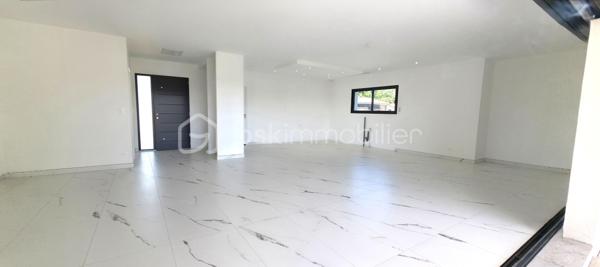 Les atouts essentiels :
    • La maison sur vide sanitaire offre des prestations de haute qualité.
    • Normes RE 2020 – 
    • Pièce de vie env 70m² salon / séjour / cuisine
    • Baie vitrée 4 vantaux à galandage : ouverture totale offrant un véritable mur ouvert sur l’extérieur
    • Accès direct à une terrasse carrelée couverte de 37 m² avec éclairage led extérieur Toiture isolée, charpente et tuiles
    • 2 suites parentales + 2 chambres
    • Terrain 1 350 m² entièrement clôturé
    • Piscine 8 x 4 m autorisée (permis déjà accordé)
    • Double garage carrelé isolé avec 2 portes automatiques grande largeur et hauteur
    • Volets roulants électriques
    • Éclairages LED intérieur extérieur
    • Portail automatique
    • Terrain clôturé
    • Garantie décennale

Agencement :
Entrée avec placard, grande pièce de vie, grand cellier, 2 suites parentales avec douche à l'italienne et dressing +  2 chambres, une salle de bain (douche italienne + baignoire), et  2 WC suspendu indépendant.

Localisation :
À seulement 3 minutes des commerces (boulangerie, supermarché, pharmacie etc.), écoles et scolaire à proximité.

Bien rare sur le secteur, idéal pour une famille recherchant une maison moderne, lumineuse et fonctionnelle.
Contactez-moi pour une visite.