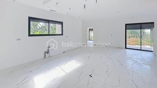 Les atouts essentiels :
    • La maison sur vide sanitaire offre des prestations de haute qualité.
    • Normes RE 2020 – 
    • Pièce de vie env 70m² salon / séjour / cuisine
    • Baie vitrée 4 vantaux à galandage : ouverture totale offrant un véritable mur ouvert sur l’extérieur
    • Accès direct à une terrasse carrelée couverte de 37 m² avec éclairage led extérieur Toiture isolée, charpente et tuiles
    • 2 suites parentales + 2 chambres
    • Terrain 1 350 m² entièrement clôturé
    • Piscine 8 x 4 m autorisée (permis déjà accordé)
    • Double garage carrelé isolé avec 2 portes automatiques grande largeur et hauteur
    • Volets roulants électriques
    • Éclairages LED intérieur extérieur
    • Portail automatique
    • Terrain clôturé
    • Garantie décennale

Agencement :
Entrée avec placard, grande pièce de vie, grand cellier, 2 suites parentales avec douche à l'italienne et dressing +  2 chambres, une salle de bain (douche italienne + baignoire), et  2 WC suspendu indépendant.

Localisation :
À seulement 3 minutes des commerces (boulangerie, supermarché, pharmacie etc.), écoles et scolaire à proximité.

Bien rare sur le secteur, idéal pour une famille recherchant une maison moderne, lumineuse et fonctionnelle.
Contactez-moi pour une visite.
