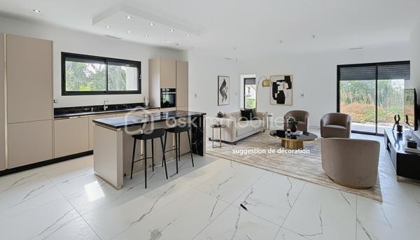 Les atouts essentiels :
    • La maison sur vide sanitaire offre des prestations de haute qualité.
    • Normes RE 2020 – 
    • Pièce de vie env 70m² salon / séjour / cuisine
    • Baie vitrée 4 vantaux à galandage : ouverture totale offrant un véritable mur ouvert sur l’extérieur
    • Accès direct à une terrasse carrelée couverte de 37 m² avec éclairage led extérieur Toiture isolée, charpente et tuiles
    • 2 suites parentales + 2 chambres
    • Terrain 1 350 m² entièrement clôturé
    • Piscine 8 x 4 m autorisée (permis déjà accordé)
    • Double garage carrelé isolé avec 2 portes automatiques grande largeur et hauteur
    • Volets roulants électriques
    • Éclairages LED intérieur extérieur
    • Portail automatique
    • Terrain clôturé
    • Garantie décennale

Agencement :
Entrée avec placard, grande pièce de vie, grand cellier, 2 suites parentales avec douche à l'italienne et dressing +  2 chambres, une salle de bain (douche italienne + baignoire), et  2 WC suspendu indépendant.

Localisation :
À seulement 3 minutes des commerces (boulangerie, supermarché, pharmacie etc.), écoles et scolaire à proximité.

Bien rare sur le secteur, idéal pour une famille recherchant une maison moderne, lumineuse et fonctionnelle.
Contactez-moi pour une visite.