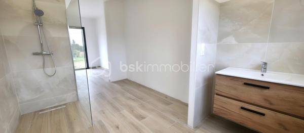 Les atouts essentiels :
    • La maison sur vide sanitaire offre des prestations de haute qualité.
    • Normes RE 2020 – 
    • Pièce de vie env 70m² salon / séjour / cuisine
    • Baie vitrée 4 vantaux à galandage : ouverture totale offrant un véritable mur ouvert sur l’extérieur
    • Accès direct à une terrasse carrelée couverte de 37 m² avec éclairage led extérieur Toiture isolée, charpente et tuiles
    • 2 suites parentales + 2 chambres
    • Terrain 1 350 m² entièrement clôturé
    • Piscine 8 x 4 m autorisée (permis déjà accordé)
    • Double garage carrelé isolé avec 2 portes automatiques grande largeur et hauteur
    • Volets roulants électriques
    • Éclairages LED intérieur extérieur
    • Portail automatique
    • Terrain clôturé
    • Garantie décennale

Agencement :
Entrée avec placard, grande pièce de vie, grand cellier, 2 suites parentales avec douche à l'italienne et dressing +  2 chambres, une salle de bain (douche italienne + baignoire), et  2 WC suspendu indépendant.

Localisation :
À seulement 3 minutes des commerces (boulangerie, supermarché, pharmacie etc.), écoles et scolaire à proximité.

Bien rare sur le secteur, idéal pour une famille recherchant une maison moderne, lumineuse et fonctionnelle.
Contactez-moi pour une visite.