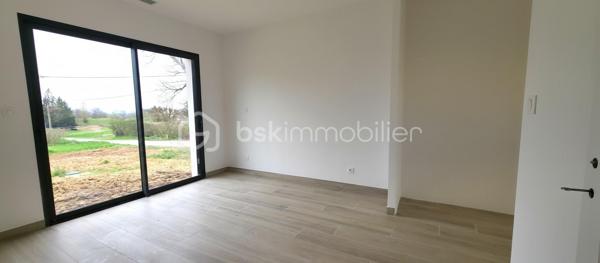Les atouts essentiels :
    • La maison sur vide sanitaire offre des prestations de haute qualité.
    • Normes RE 2020 – 
    • Pièce de vie env 70m² salon / séjour / cuisine
    • Baie vitrée 4 vantaux à galandage : ouverture totale offrant un véritable mur ouvert sur l’extérieur
    • Accès direct à une terrasse carrelée couverte de 37 m² avec éclairage led extérieur Toiture isolée, charpente et tuiles
    • 2 suites parentales + 2 chambres
    • Terrain 1 350 m² entièrement clôturé
    • Piscine 8 x 4 m autorisée (permis déjà accordé)
    • Double garage carrelé isolé avec 2 portes automatiques grande largeur et hauteur
    • Volets roulants électriques
    • Éclairages LED intérieur extérieur
    • Portail automatique
    • Terrain clôturé
    • Garantie décennale

Agencement :
Entrée avec placard, grande pièce de vie, grand cellier, 2 suites parentales avec douche à l'italienne et dressing +  2 chambres, une salle de bain (douche italienne + baignoire), et  2 WC suspendu indépendant.

Localisation :
À seulement 3 minutes des commerces (boulangerie, supermarché, pharmacie etc.), écoles et scolaire à proximité.

Bien rare sur le secteur, idéal pour une famille recherchant une maison moderne, lumineuse et fonctionnelle.
Contactez-moi pour une visite.
