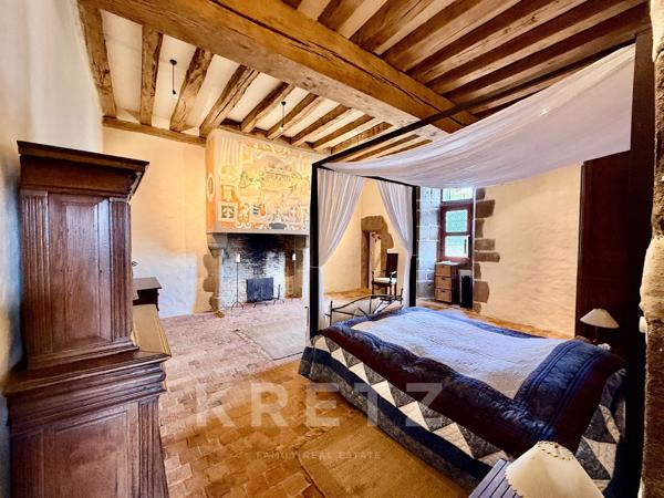 Manoir restauré du XVIe IMH 12ha rivière, bois et dépendances