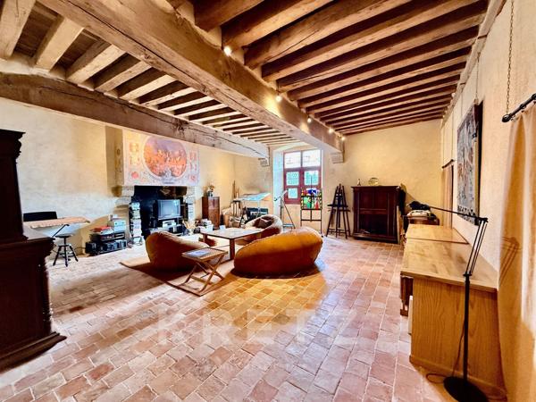 Manoir restauré du XVIe IMH 12ha rivière, bois et dépendances