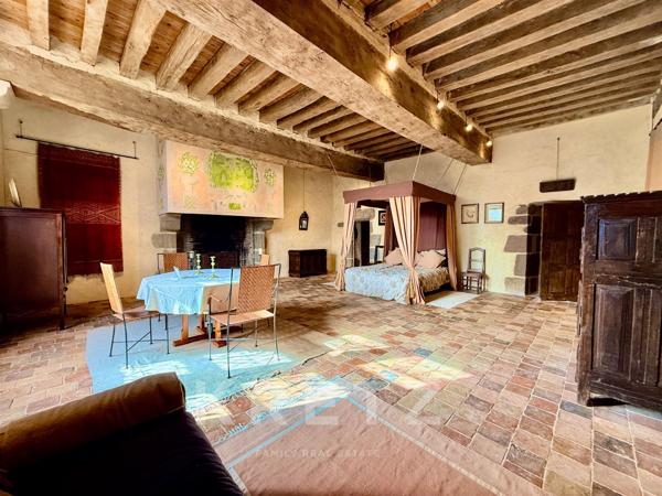 Manoir restauré du XVIe IMH 12ha rivière, bois et dépendances