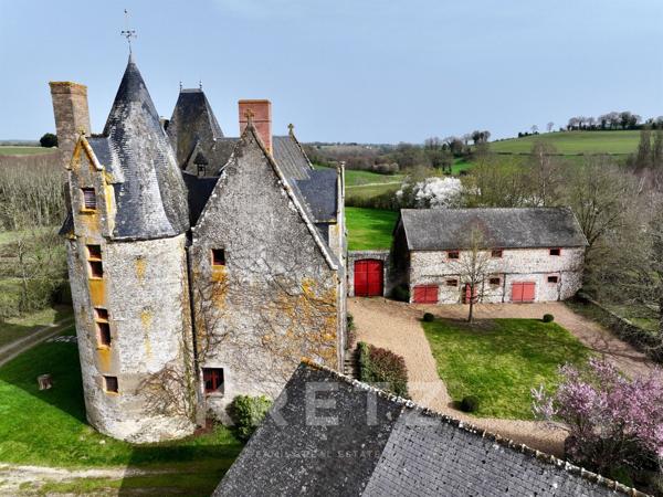 Manoir restauré du XVIe IMH 12ha rivière, bois et dépendances