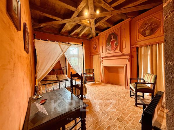 Manoir restauré du XVIe IMH 12ha rivière, bois et dépendances