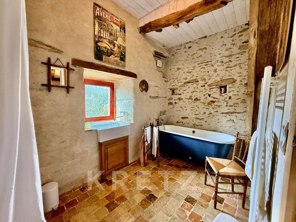 Manoir restauré du XVIe IMH 12ha rivière, bois et dépendances