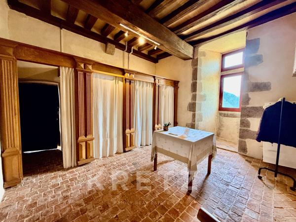 Manoir restauré du XVIe IMH 12ha rivière, bois et dépendances