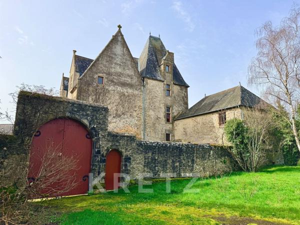Manoir restauré du XVIe IMH 12ha rivière, bois et dépendances
