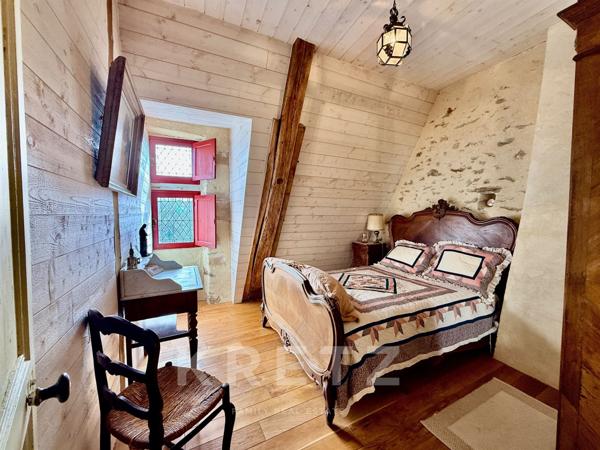 Manoir restauré du XVIe IMH 12ha rivière, bois et dépendances