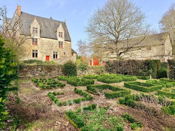 Manoir restauré du XVIe IMH 12ha rivière, bois et dépendances