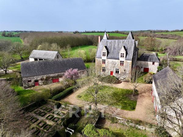 Manoir restauré du XVIe IMH 12ha rivière, bois et dépendances