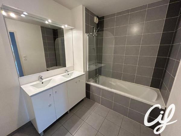 Appartement T4 NANTES Croix Bonneau - 84.2 m2  235 000 Euros