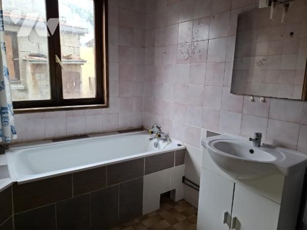 A vendre maison sur 2 étages construite en  parpaings
