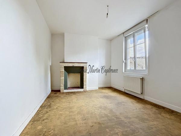 NOUVEAU PRIX – LA CHARTRE-SUR-LE-LOIR – 5 CHAMBRES, JARDIN & STATIONNEMENT – 164 900 € FAI