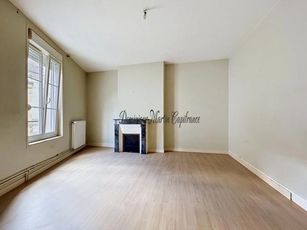 NOUVEAU PRIX – LA CHARTRE-SUR-LE-LOIR – 5 CHAMBRES, JARDIN & STATIONNEMENT – 164 900 € FAI