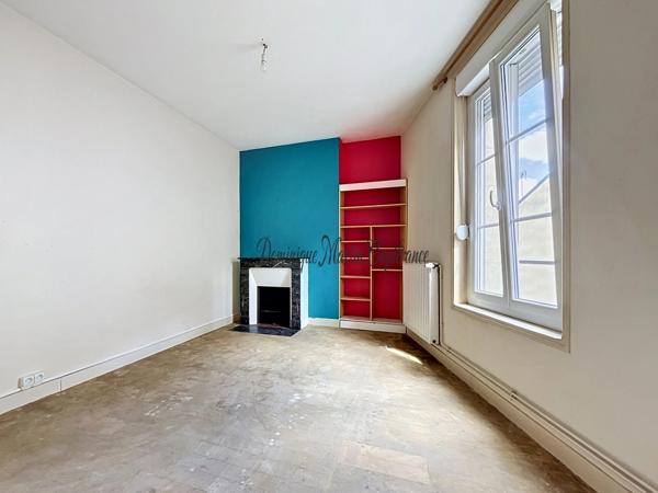 NOUVEAU PRIX – LA CHARTRE-SUR-LE-LOIR – 5 CHAMBRES, JARDIN & STATIONNEMENT – 164 900 € FAI