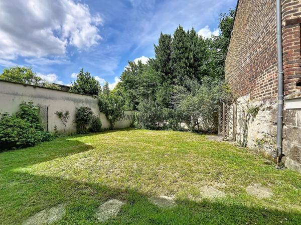 NOUVEAU PRIX – LA CHARTRE-SUR-LE-LOIR – 5 CHAMBRES, JARDIN & STATIONNEMENT – 164 900 € FAI