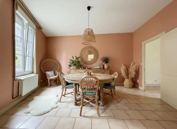 NOUVEAU PRIX – LA CHARTRE-SUR-LE-LOIR – 5 CHAMBRES, JARDIN & STATIONNEMENT – 164 900 € FAI