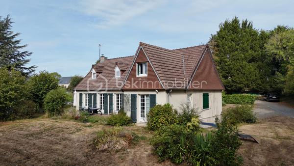 Située à moins de 10 minutes de Saint-Lô et de toutes les commodités, cette maison entièrement rénovée allie lignes contemporaines, confort moderne et très hautes performances énergétiques. Classée en DPE B, une rareté sur le marché , elle vous garantit un quotidien particulièrement économique grâce à un équipement de pointe : aérothermie récente (2021) , ballon thermodynamique et poêle à bois avec récupérateur de chaleur installé en 2023.

Pensée pour s'adapter au rythme d'une famille, sa configuration offre une vie de plain-pied optimale. Dès le rez-de-chaussée, vous profitez d'une grande pièce de vie chaleureuse réunissant salon et séjour, d'une cuisine aménagée et équipée, ainsi que de deux premières chambres et d'une salle d'eau. Les ouvertures, double-portes vitrées, permettent un accès direct à la terrasse des pièces principales.

À l'étage, une mezzanine lumineuse, actuellement un espace détente,  peut également avoir une fonction de second salon ou de coin jeu par exemple. Elle dessert deux grandes chambres, l'une prolongée par une pièce bureau, idéale pour le télétravail, l'autre par un grenier déjà isolé en placo, prêt à être aménagé selon vos envies (bureau, dressing ou autre).
Et pour plus de confort, vous bénéficiez d'une seconde salle d'eau et un WC.

La maison est édifiée au cœur d'un parcelle arborée de 4 000 m² et s'appuie sur un sous-sol complet offrant des possibilités de stockage, espace atelier, buanderie, cave à vin et garage pouvant accueillir deux voitures . 
Un lieu de vie clef en main, sain et fonctionnel, prêt à accueillir votre famille !!