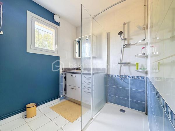 Située à moins de 10 minutes de Saint-Lô et de toutes les commodités, cette maison entièrement rénovée allie lignes contemporaines, confort moderne et très hautes performances énergétiques. Classée en DPE B, une rareté sur le marché , elle vous garantit un quotidien particulièrement économique grâce à un équipement de pointe : aérothermie récente (2021) , ballon thermodynamique et poêle à bois avec récupérateur de chaleur installé en 2023.

Pensée pour s'adapter au rythme d'une famille, sa configuration offre une vie de plain-pied optimale. Dès le rez-de-chaussée, vous profitez d'une grande pièce de vie chaleureuse réunissant salon et séjour, d'une cuisine aménagée et équipée, ainsi que de deux premières chambres et d'une salle d'eau. Les ouvertures, double-portes vitrées, permettent un accès direct à la terrasse des pièces principales.

À l'étage, une mezzanine lumineuse, actuellement un espace détente,  peut également avoir une fonction de second salon ou de coin jeu par exemple. Elle dessert deux grandes chambres, l'une prolongée par une pièce bureau, idéale pour le télétravail, l'autre par un grenier déjà isolé en placo, prêt à être aménagé selon vos envies (bureau, dressing ou autre).
Et pour plus de confort, vous bénéficiez d'une seconde salle d'eau et un WC.

La maison est édifiée au cœur d'un parcelle arborée de 4 000 m² et s'appuie sur un sous-sol complet offrant des possibilités de stockage, espace atelier, buanderie, cave à vin et garage pouvant accueillir deux voitures . 
Un lieu de vie clef en main, sain et fonctionnel, prêt à accueillir votre famille !!