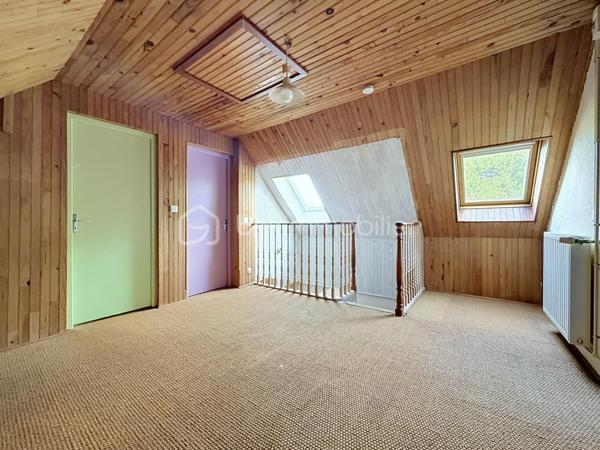Située à moins de 10 minutes de Saint-Lô et de toutes les commodités, cette maison entièrement rénovée allie lignes contemporaines, confort moderne et très hautes performances énergétiques. Classée en DPE B, une rareté sur le marché , elle vous garantit un quotidien particulièrement économique grâce à un équipement de pointe : aérothermie récente (2021) , ballon thermodynamique et poêle à bois avec récupérateur de chaleur installé en 2023.

Pensée pour s'adapter au rythme d'une famille, sa configuration offre une vie de plain-pied optimale. Dès le rez-de-chaussée, vous profitez d'une grande pièce de vie chaleureuse réunissant salon et séjour, d'une cuisine aménagée et équipée, ainsi que de deux premières chambres et d'une salle d'eau. Les ouvertures, double-portes vitrées, permettent un accès direct à la terrasse des pièces principales.

À l'étage, une mezzanine lumineuse, actuellement un espace détente,  peut également avoir une fonction de second salon ou de coin jeu par exemple. Elle dessert deux grandes chambres, l'une prolongée par une pièce bureau, idéale pour le télétravail, l'autre par un grenier déjà isolé en placo, prêt à être aménagé selon vos envies (bureau, dressing ou autre).
Et pour plus de confort, vous bénéficiez d'une seconde salle d'eau et un WC.

La maison est édifiée au cœur d'un parcelle arborée de 4 000 m² et s'appuie sur un sous-sol complet offrant des possibilités de stockage, espace atelier, buanderie, cave à vin et garage pouvant accueillir deux voitures . 
Un lieu de vie clef en main, sain et fonctionnel, prêt à accueillir votre famille !!