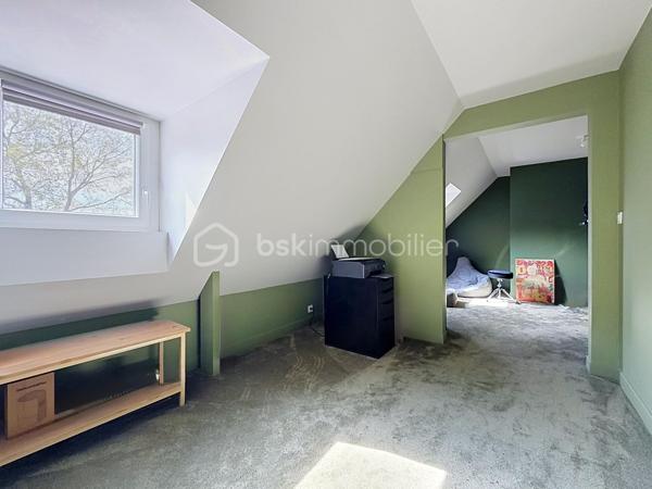 Située à moins de 10 minutes de Saint-Lô et de toutes les commodités, cette maison entièrement rénovée allie lignes contemporaines, confort moderne et très hautes performances énergétiques. Classée en DPE B, une rareté sur le marché , elle vous garantit un quotidien particulièrement économique grâce à un équipement de pointe : aérothermie récente (2021) , ballon thermodynamique et poêle à bois avec récupérateur de chaleur installé en 2023.

Pensée pour s'adapter au rythme d'une famille, sa configuration offre une vie de plain-pied optimale. Dès le rez-de-chaussée, vous profitez d'une grande pièce de vie chaleureuse réunissant salon et séjour, d'une cuisine aménagée et équipée, ainsi que de deux premières chambres et d'une salle d'eau. Les ouvertures, double-portes vitrées, permettent un accès direct à la terrasse des pièces principales.

À l'étage, une mezzanine lumineuse, actuellement un espace détente,  peut également avoir une fonction de second salon ou de coin jeu par exemple. Elle dessert deux grandes chambres, l'une prolongée par une pièce bureau, idéale pour le télétravail, l'autre par un grenier déjà isolé en placo, prêt à être aménagé selon vos envies (bureau, dressing ou autre).
Et pour plus de confort, vous bénéficiez d'une seconde salle d'eau et un WC.

La maison est édifiée au cœur d'un parcelle arborée de 4 000 m² et s'appuie sur un sous-sol complet offrant des possibilités de stockage, espace atelier, buanderie, cave à vin et garage pouvant accueillir deux voitures . 
Un lieu de vie clef en main, sain et fonctionnel, prêt à accueillir votre famille !!