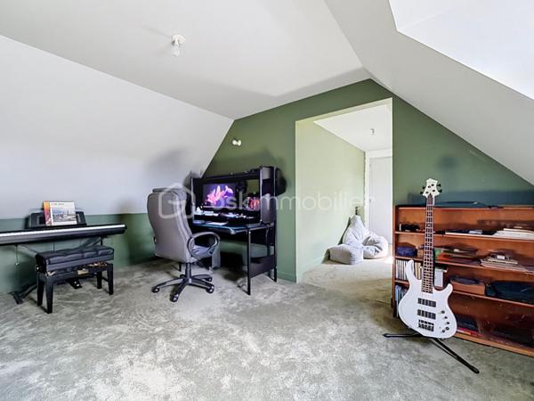Située à moins de 10 minutes de Saint-Lô et de toutes les commodités, cette maison entièrement rénovée allie lignes contemporaines, confort moderne et très hautes performances énergétiques. Classée en DPE B, une rareté sur le marché , elle vous garantit un quotidien particulièrement économique grâce à un équipement de pointe : aérothermie récente (2021) , ballon thermodynamique et poêle à bois avec récupérateur de chaleur installé en 2023.

Pensée pour s'adapter au rythme d'une famille, sa configuration offre une vie de plain-pied optimale. Dès le rez-de-chaussée, vous profitez d'une grande pièce de vie chaleureuse réunissant salon et séjour, d'une cuisine aménagée et équipée, ainsi que de deux premières chambres et d'une salle d'eau. Les ouvertures, double-portes vitrées, permettent un accès direct à la terrasse des pièces principales.

À l'étage, une mezzanine lumineuse, actuellement un espace détente,  peut également avoir une fonction de second salon ou de coin jeu par exemple. Elle dessert deux grandes chambres, l'une prolongée par une pièce bureau, idéale pour le télétravail, l'autre par un grenier déjà isolé en placo, prêt à être aménagé selon vos envies (bureau, dressing ou autre).
Et pour plus de confort, vous bénéficiez d'une seconde salle d'eau et un WC.

La maison est édifiée au cœur d'un parcelle arborée de 4 000 m² et s'appuie sur un sous-sol complet offrant des possibilités de stockage, espace atelier, buanderie, cave à vin et garage pouvant accueillir deux voitures . 
Un lieu de vie clef en main, sain et fonctionnel, prêt à accueillir votre famille !!