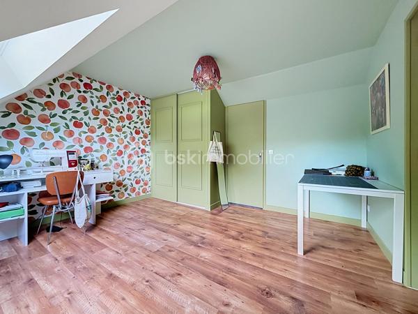 Située à moins de 10 minutes de Saint-Lô et de toutes les commodités, cette maison entièrement rénovée allie lignes contemporaines, confort moderne et très hautes performances énergétiques. Classée en DPE B, une rareté sur le marché , elle vous garantit un quotidien particulièrement économique grâce à un équipement de pointe : aérothermie récente (2021) , ballon thermodynamique et poêle à bois avec récupérateur de chaleur installé en 2023.

Pensée pour s'adapter au rythme d'une famille, sa configuration offre une vie de plain-pied optimale. Dès le rez-de-chaussée, vous profitez d'une grande pièce de vie chaleureuse réunissant salon et séjour, d'une cuisine aménagée et équipée, ainsi que de deux premières chambres et d'une salle d'eau. Les ouvertures, double-portes vitrées, permettent un accès direct à la terrasse des pièces principales.

À l'étage, une mezzanine lumineuse, actuellement un espace détente,  peut également avoir une fonction de second salon ou de coin jeu par exemple. Elle dessert deux grandes chambres, l'une prolongée par une pièce bureau, idéale pour le télétravail, l'autre par un grenier déjà isolé en placo, prêt à être aménagé selon vos envies (bureau, dressing ou autre).
Et pour plus de confort, vous bénéficiez d'une seconde salle d'eau et un WC.

La maison est édifiée au cœur d'un parcelle arborée de 4 000 m² et s'appuie sur un sous-sol complet offrant des possibilités de stockage, espace atelier, buanderie, cave à vin et garage pouvant accueillir deux voitures . 
Un lieu de vie clef en main, sain et fonctionnel, prêt à accueillir votre famille !!