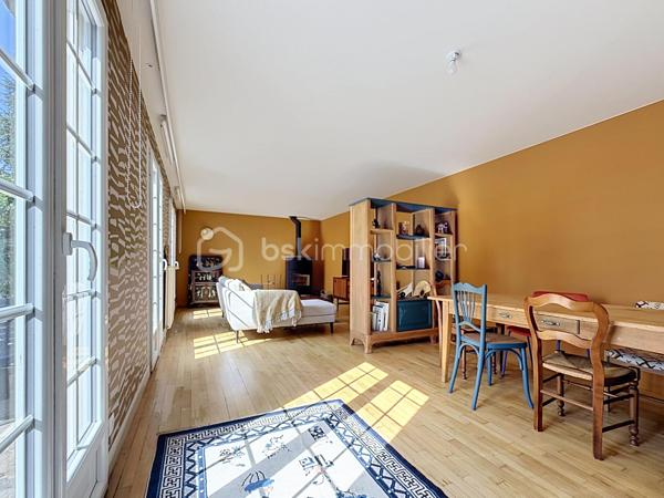 Située à moins de 10 minutes de Saint-Lô et de toutes les commodités, cette maison entièrement rénovée allie lignes contemporaines, confort moderne et très hautes performances énergétiques. Classée en DPE B, une rareté sur le marché , elle vous garantit un quotidien particulièrement économique grâce à un équipement de pointe : aérothermie récente (2021) , ballon thermodynamique et poêle à bois avec récupérateur de chaleur installé en 2023.

Pensée pour s'adapter au rythme d'une famille, sa configuration offre une vie de plain-pied optimale. Dès le rez-de-chaussée, vous profitez d'une grande pièce de vie chaleureuse réunissant salon et séjour, d'une cuisine aménagée et équipée, ainsi que de deux premières chambres et d'une salle d'eau. Les ouvertures, double-portes vitrées, permettent un accès direct à la terrasse des pièces principales.

À l'étage, une mezzanine lumineuse, actuellement un espace détente,  peut également avoir une fonction de second salon ou de coin jeu par exemple. Elle dessert deux grandes chambres, l'une prolongée par une pièce bureau, idéale pour le télétravail, l'autre par un grenier déjà isolé en placo, prêt à être aménagé selon vos envies (bureau, dressing ou autre).
Et pour plus de confort, vous bénéficiez d'une seconde salle d'eau et un WC.

La maison est édifiée au cœur d'un parcelle arborée de 4 000 m² et s'appuie sur un sous-sol complet offrant des possibilités de stockage, espace atelier, buanderie, cave à vin et garage pouvant accueillir deux voitures . 
Un lieu de vie clef en main, sain et fonctionnel, prêt à accueillir votre famille !!