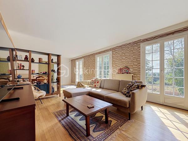 Située à moins de 10 minutes de Saint-Lô et de toutes les commodités, cette maison entièrement rénovée allie lignes contemporaines, confort moderne et très hautes performances énergétiques. Classée en DPE B, une rareté sur le marché , elle vous garantit un quotidien particulièrement économique grâce à un équipement de pointe : aérothermie récente (2021) , ballon thermodynamique et poêle à bois avec récupérateur de chaleur installé en 2023.

Pensée pour s'adapter au rythme d'une famille, sa configuration offre une vie de plain-pied optimale. Dès le rez-de-chaussée, vous profitez d'une grande pièce de vie chaleureuse réunissant salon et séjour, d'une cuisine aménagée et équipée, ainsi que de deux premières chambres et d'une salle d'eau. Les ouvertures, double-portes vitrées, permettent un accès direct à la terrasse des pièces principales.

À l'étage, une mezzanine lumineuse, actuellement un espace détente,  peut également avoir une fonction de second salon ou de coin jeu par exemple. Elle dessert deux grandes chambres, l'une prolongée par une pièce bureau, idéale pour le télétravail, l'autre par un grenier déjà isolé en placo, prêt à être aménagé selon vos envies (bureau, dressing ou autre).
Et pour plus de confort, vous bénéficiez d'une seconde salle d'eau et un WC.

La maison est édifiée au cœur d'un parcelle arborée de 4 000 m² et s'appuie sur un sous-sol complet offrant des possibilités de stockage, espace atelier, buanderie, cave à vin et garage pouvant accueillir deux voitures . 
Un lieu de vie clef en main, sain et fonctionnel, prêt à accueillir votre famille !!