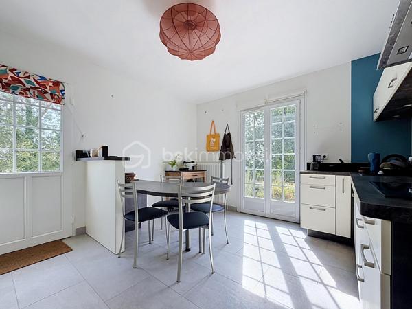 Située à moins de 10 minutes de Saint-Lô et de toutes les commodités, cette maison entièrement rénovée allie lignes contemporaines, confort moderne et très hautes performances énergétiques. Classée en DPE B, une rareté sur le marché , elle vous garantit un quotidien particulièrement économique grâce à un équipement de pointe : aérothermie récente (2021) , ballon thermodynamique et poêle à bois avec récupérateur de chaleur installé en 2023.

Pensée pour s'adapter au rythme d'une famille, sa configuration offre une vie de plain-pied optimale. Dès le rez-de-chaussée, vous profitez d'une grande pièce de vie chaleureuse réunissant salon et séjour, d'une cuisine aménagée et équipée, ainsi que de deux premières chambres et d'une salle d'eau. Les ouvertures, double-portes vitrées, permettent un accès direct à la terrasse des pièces principales.

À l'étage, une mezzanine lumineuse, actuellement un espace détente,  peut également avoir une fonction de second salon ou de coin jeu par exemple. Elle dessert deux grandes chambres, l'une prolongée par une pièce bureau, idéale pour le télétravail, l'autre par un grenier déjà isolé en placo, prêt à être aménagé selon vos envies (bureau, dressing ou autre).
Et pour plus de confort, vous bénéficiez d'une seconde salle d'eau et un WC.

La maison est édifiée au cœur d'un parcelle arborée de 4 000 m² et s'appuie sur un sous-sol complet offrant des possibilités de stockage, espace atelier, buanderie, cave à vin et garage pouvant accueillir deux voitures . 
Un lieu de vie clef en main, sain et fonctionnel, prêt à accueillir votre famille !!