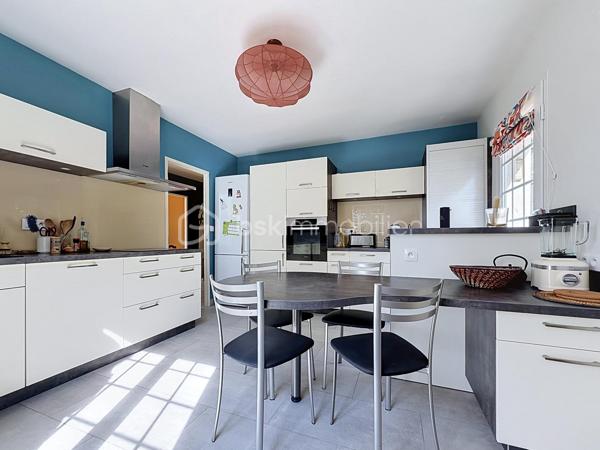 Située à moins de 10 minutes de Saint-Lô et de toutes les commodités, cette maison entièrement rénovée allie lignes contemporaines, confort moderne et très hautes performances énergétiques. Classée en DPE B, une rareté sur le marché , elle vous garantit un quotidien particulièrement économique grâce à un équipement de pointe : aérothermie récente (2021) , ballon thermodynamique et poêle à bois avec récupérateur de chaleur installé en 2023.

Pensée pour s'adapter au rythme d'une famille, sa configuration offre une vie de plain-pied optimale. Dès le rez-de-chaussée, vous profitez d'une grande pièce de vie chaleureuse réunissant salon et séjour, d'une cuisine aménagée et équipée, ainsi que de deux premières chambres et d'une salle d'eau. Les ouvertures, double-portes vitrées, permettent un accès direct à la terrasse des pièces principales.

À l'étage, une mezzanine lumineuse, actuellement un espace détente,  peut également avoir une fonction de second salon ou de coin jeu par exemple. Elle dessert deux grandes chambres, l'une prolongée par une pièce bureau, idéale pour le télétravail, l'autre par un grenier déjà isolé en placo, prêt à être aménagé selon vos envies (bureau, dressing ou autre).
Et pour plus de confort, vous bénéficiez d'une seconde salle d'eau et un WC.

La maison est édifiée au cœur d'un parcelle arborée de 4 000 m² et s'appuie sur un sous-sol complet offrant des possibilités de stockage, espace atelier, buanderie, cave à vin et garage pouvant accueillir deux voitures . 
Un lieu de vie clef en main, sain et fonctionnel, prêt à accueillir votre famille !!