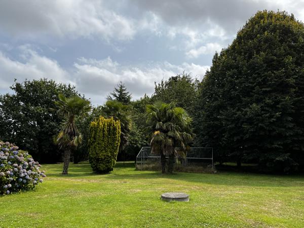 Pleurtuit (35730) Pleurtuit. Propriété de 323 m2 terrain arboré de 8 480 m2 dont 1 500 m2 constructibles