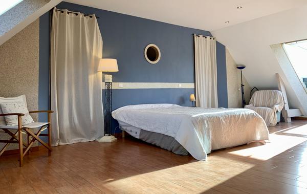 Pleurtuit (35730) Pleurtuit. Propriété de 323 m2 terrain arboré de 8 480 m2 dont 1 500 m2 constructibles