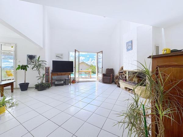 Rare, villa avec vue sur les massifs, piscine et garage - quartier calme et résidentiel de Voiron