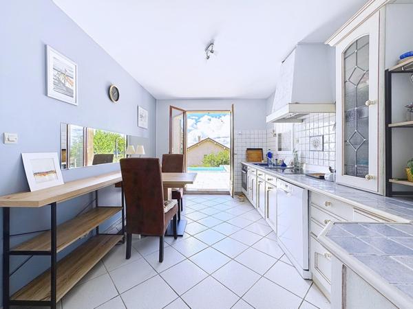 Rare, villa avec vue sur les massifs, piscine et garage - quartier calme et résidentiel de Voiron