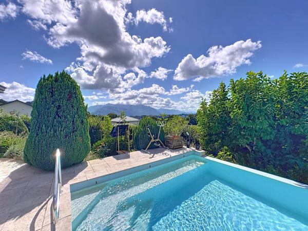 Rare, villa avec vue sur les massifs, piscine et garage - quartier calme et résidentiel de Voiron