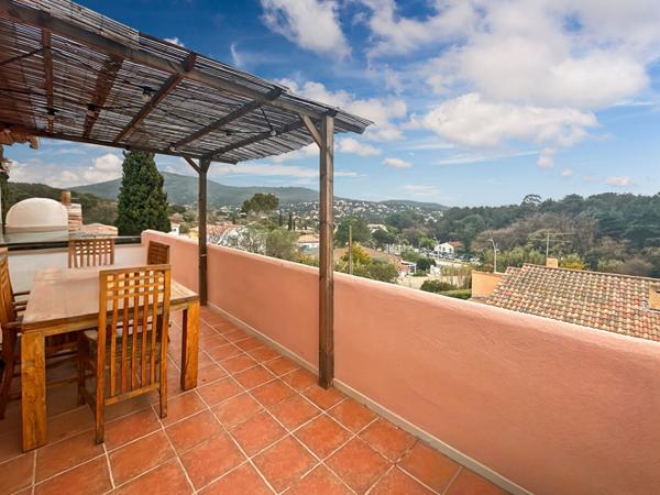 A pied des plages et magnifique vue dégagée ! Maison deux appartements LE PRADET !