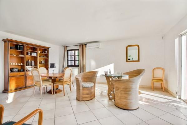 A pied des plages et magnifique vue dégagée ! Maison deux appartements LE PRADET !